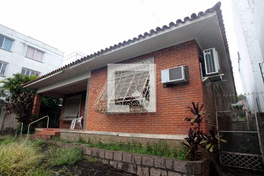 Fachada de casa à venda com 3 quartos, 260m² em Petrópolis, Porto Alegre