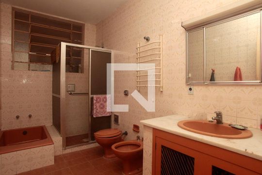 Banheiro de casa à venda com 3 quartos, 260m² em Petrópolis, Porto Alegre