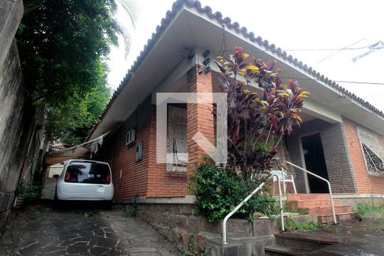 Garagem (03 vagas) de casa à venda com 3 quartos, 260m² em Petrópolis, Porto Alegre