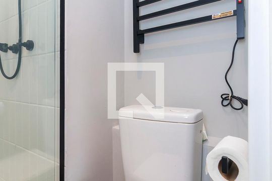 Banheiro de kitnet/studio para alugar com 0 quarto, 23m² em Jardim das Acacias, São Paulo