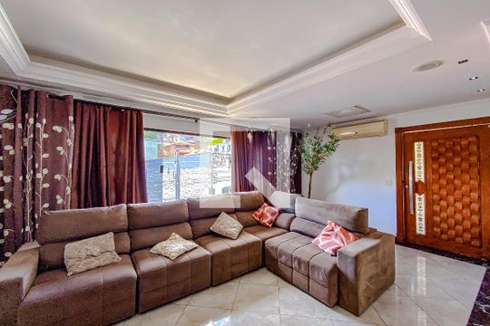 Casa à venda com 3 quartos, 260m² em Vila Invernada, São Paulo