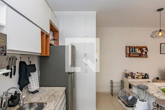 Cozinha de apartamento para alugar com 2 quartos, 55m² em João Pinheiro, Belo Horizonte
