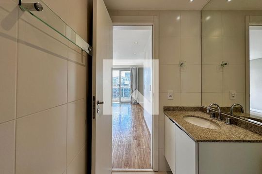 Banheiro de kitnet/studio à venda com 1 quarto, 44m² em Santo Amaro, São Paulo
