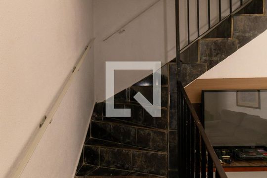 Escada de casa à venda com 3 quartos, 180m² em Jardim Sapopemba, São Paulo