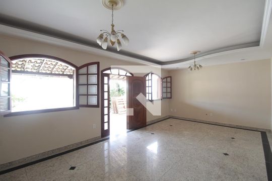 Casa à venda com 5 quartos, 260m² em Céu Azul, Belo Horizonte