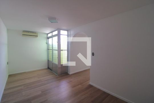 Sala de casa à venda com 4 quartos, 220m² em Jardim Umuarama, São Paulo