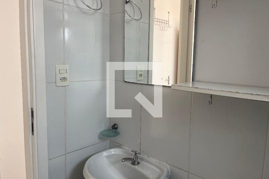 Banheiro de apartamento para alugar com 2 quartos, 44m² em Água Branca, São Paulo