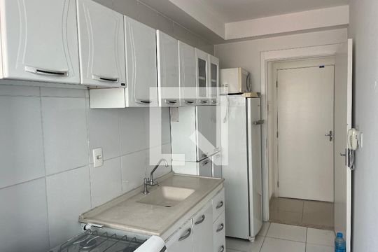 Cozinha de apartamento para alugar com 2 quartos, 44m² em Água Branca, São Paulo