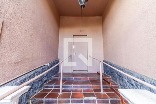Entrada de casa para alugar com 3 quartos, 280m² em Jardim das Bandeiras, São Paulo