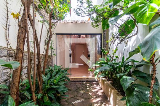 Quintal de casa para alugar com 3 quartos, 280m² em Jardim das Bandeiras, São Paulo