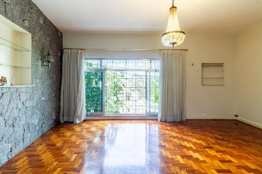 Casa para alugar com 3 quartos, 280m² em Jardim das Bandeiras, São Paulo