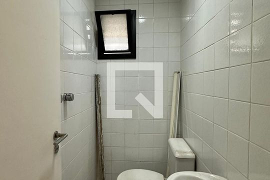 Banheiro de serviço de apartamento para alugar com 2 quartos, 90m² em Botafogo, Rio de Janeiro