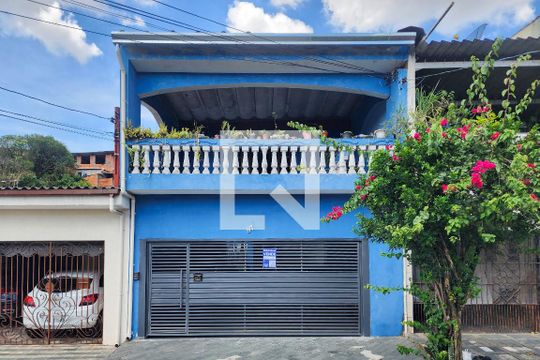 Fachada de casa à venda com 4 quartos, 200m² em Vila Netuno, São Bernardo do Campo