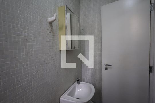 Banheiro de serviço de apartamento à venda com 2 quartos, 157m² em Vila Morumbi, São Paulo