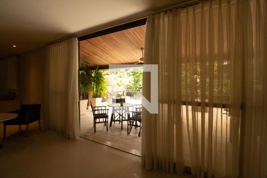 Vista do hall de entrada de apartamento para alugar com 5 quartos, 784m² em Barra da Tijuca, Rio de Janeiro
