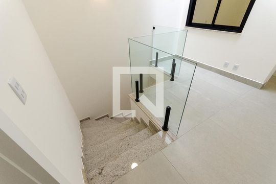 Hall da escada de casa para alugar com 3 quartos, 136m² em Vila Fiat Lux, São Paulo