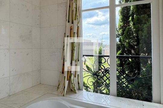 Banheiro da Suíte 1 de casa de condomínio à venda com 4 quartos, 614m² em Residencial Morada dos Lagos, Barueri