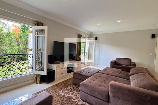 Sala de TV de casa de condomínio à venda com 4 quartos, 614m² em Residencial Morada dos Lagos, Barueri