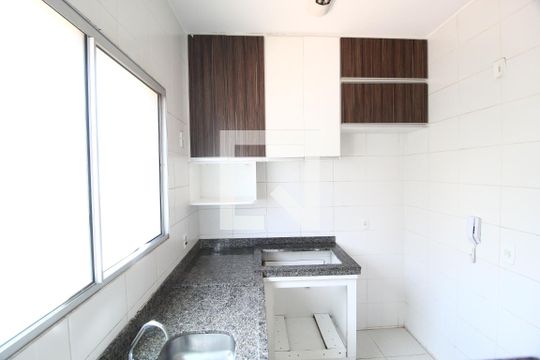 Cozinha e Área de Serviço de apartamento para alugar com 3 quartos, 85m² em Santa Luzia, Uberlândia