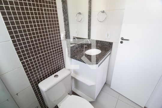 Banheiro da Suíte de apartamento para alugar com 3 quartos, 85m² em Santa Luzia, Uberlândia