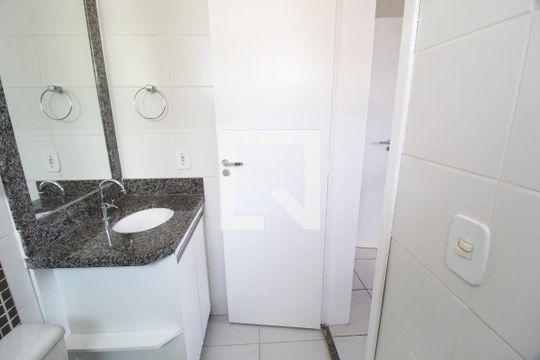 Banheiro da Suíte de apartamento para alugar com 3 quartos, 85m² em Santa Luzia, Uberlândia