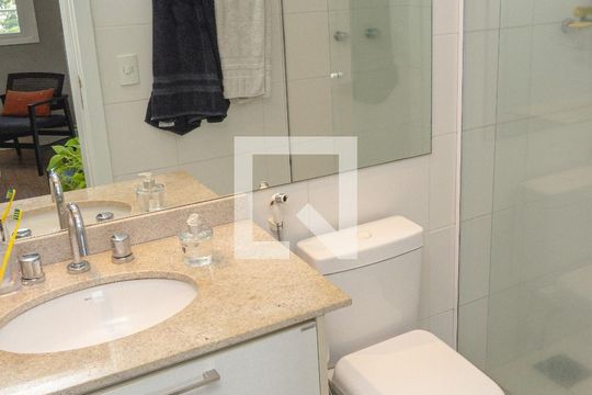 Banheiro de apartamento à venda com 1 quarto, 64m² em Jardim do Salso, Porto Alegre