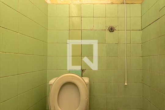 banheiro na área de serviço_2 de casa à venda com 3 quartos, 510m² em Jardim Previdencia, São Paulo