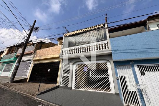Fachada + plaquinha  de casa para alugar com 4 quartos, 240m² em Parque Gerassi, Santo André