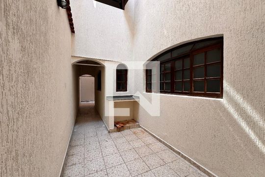 Quintal com churrasqueira  de casa para alugar com 4 quartos, 240m² em Parque Gerassi, Santo André