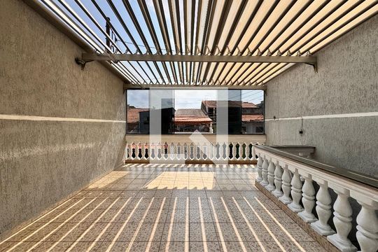 Varanda  de casa para alugar com 4 quartos, 240m² em Parque Gerassi, Santo André