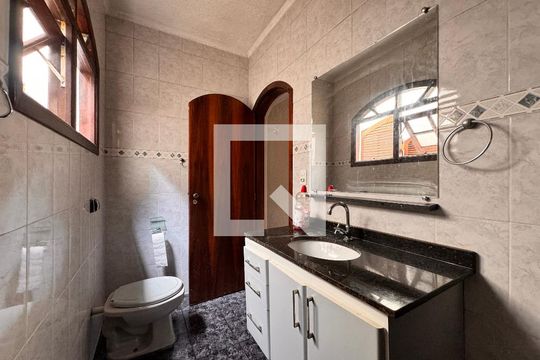Banheiro de casa para alugar com 4 quartos, 240m² em Parque Gerassi, Santo André