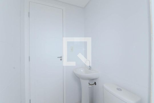 Banheiro de apartamento à venda com 2 quartos, 46m² em Vila Galvão, Guarulhos
