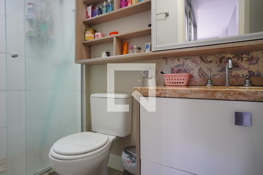 Banheiro da Suíte de apartamento à venda com 2 quartos, 56m² em Jardim Itu, Porto Alegre