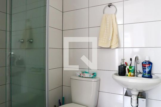 Banheiro de apartamento para alugar com 2 quartos, 42m² em Parque Reboucas, São Paulo