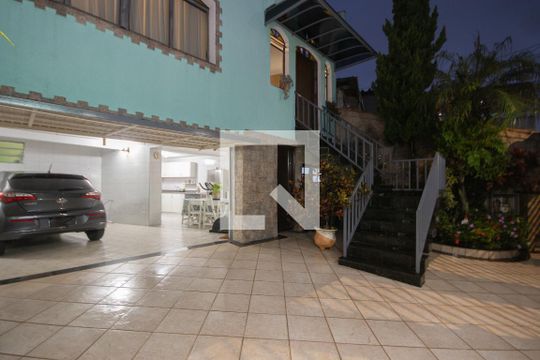 Garagem de casa à venda com 3 quartos, 180m² em Vila Santa Terezinha (zona Norte), São Paulo