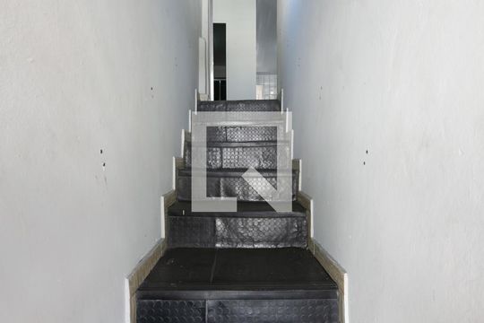 Escada / Entrada de casa para alugar com 1 quarto, 80m² em Vila Carmosina, São Paulo