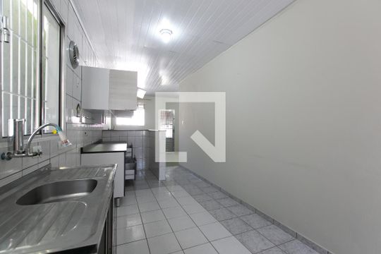 Cozinha de casa para alugar com 1 quarto, 80m² em Vila Carmosina, São Paulo