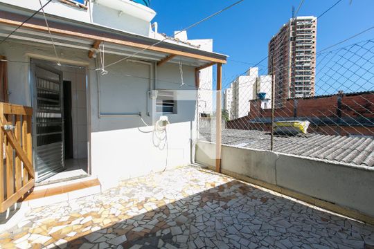 Quintal de casa para alugar com 1 quarto, 80m² em Vila Carmosina, São Paulo