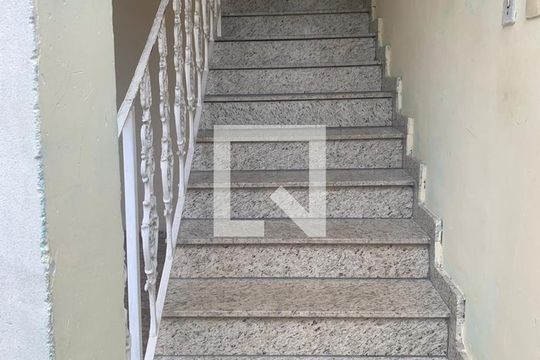 Escada de apartamento à venda com 3 quartos, 80m² em Brás de Pina, Rio de Janeiro
