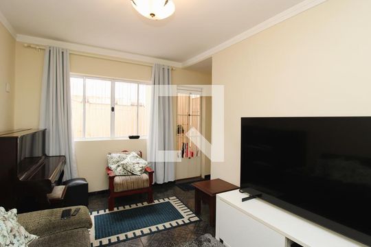 Casa à venda com 3 quartos, 130m² em Vila Paiva, São Paulo