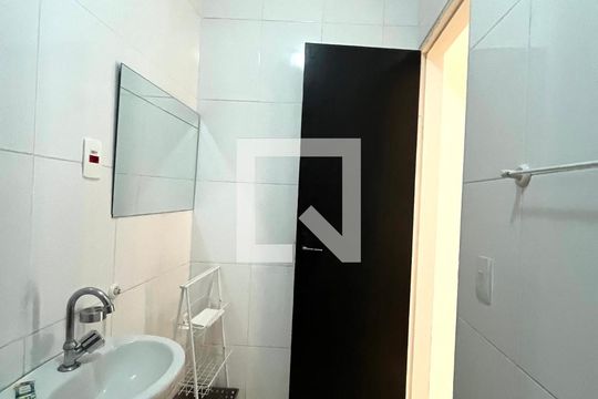 Banheiro de kitnet/studio para alugar com 1 quarto, 90m² em Jardim Santo Antoninho, São Paulo