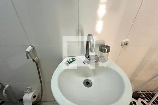 Banheiro de kitnet/studio para alugar com 1 quarto, 90m² em Jardim Santo Antoninho, São Paulo