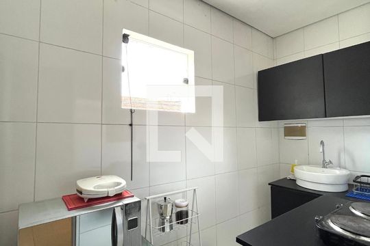 Cozinha de kitnet/studio para alugar com 1 quarto, 90m² em Jardim Santo Antoninho, São Paulo