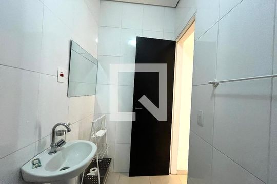 Banheiro de kitnet/studio para alugar com 1 quarto, 90m² em Jardim Santo Antoninho, São Paulo