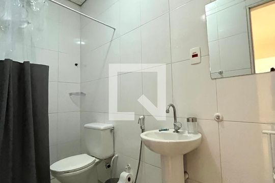 Banheiro de kitnet/studio para alugar com 1 quarto, 90m² em Jardim Santo Antoninho, São Paulo