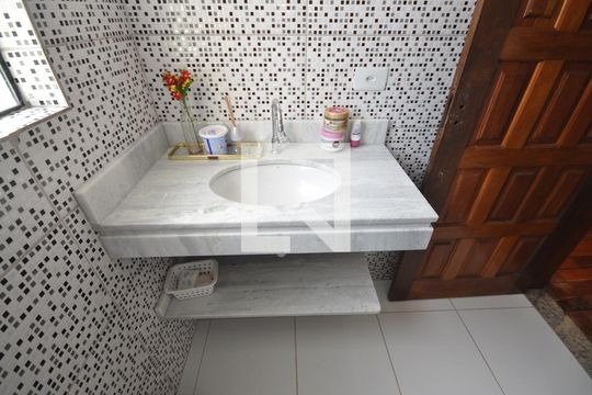 Banheiro Social de casa à venda com 3 quartos, 300m² em Jardim Guapira, São Paulo
