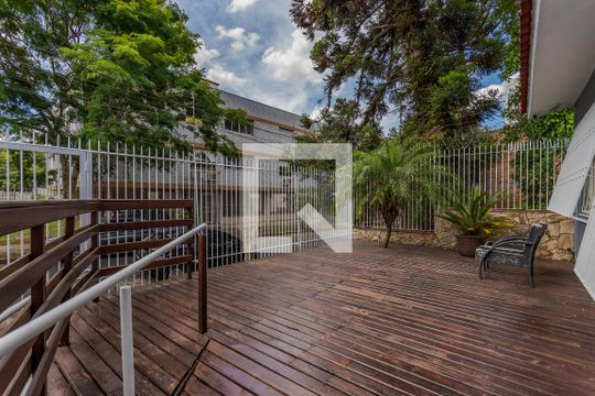 Quintal de casa para alugar com 3 quartos, 350m² em São Sebastião, Porto Alegre