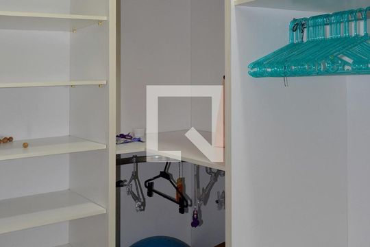 Closet da Suíte de apartamento para alugar com 3 quartos, 186m² em Jardim Paulista, São Paulo