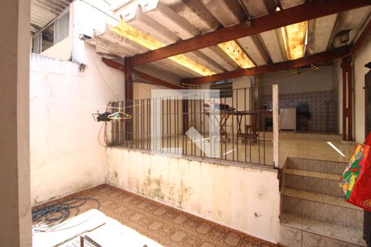 Área Externa de casa para alugar com 3 quartos, 200m² em Vila Marari, São Paulo