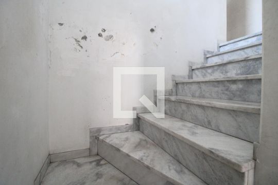 Escada de casa para alugar com 3 quartos, 200m² em Vila Marari, São Paulo